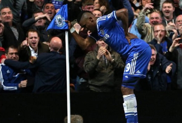 Eto'o ăn mừng kiểu 'ông già' để đá xoáy Mourinho